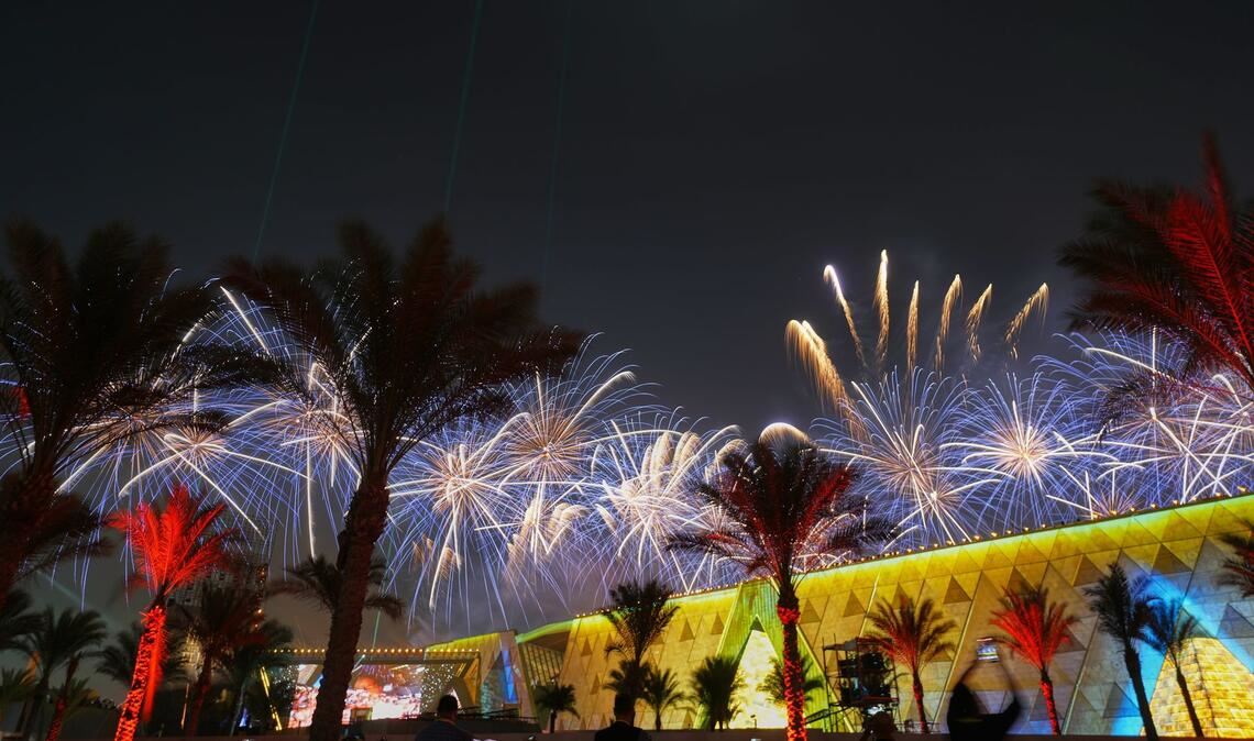 Für die Eröffnung gibt es eine große Musik- und Lichtshow und Feuerwerk.