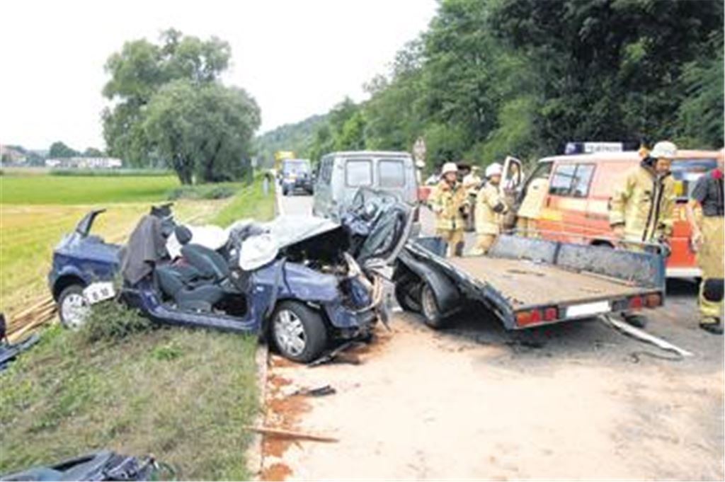 Für die Fahrerin des Renault kommt jede Hilfe zu spät.
Archivfoto: Tilo Keller