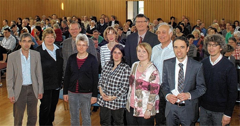 Für die Freiheit der Heimbewohner und gegen eine Fixierung machen sich im Pforzheimer Amtsgericht Dr. Sebastian Kirsch (3.v.li.) und Susanne Preisenhammer (2.v.li.) stark und überzeugen damit die Pforzheimer Betreuungsrichter sowie Vertreter der Heimaufsichts- und Betreuungsbehörden und des medizinischen Dienstes der Krankenkassen. Foto: Zachmann