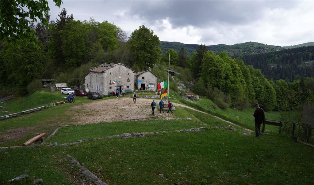 Für die Freunde aus Mühlacker öffnen die Alpini ihren Unterstand auf dem Monte Grappa. Fotos: Recken