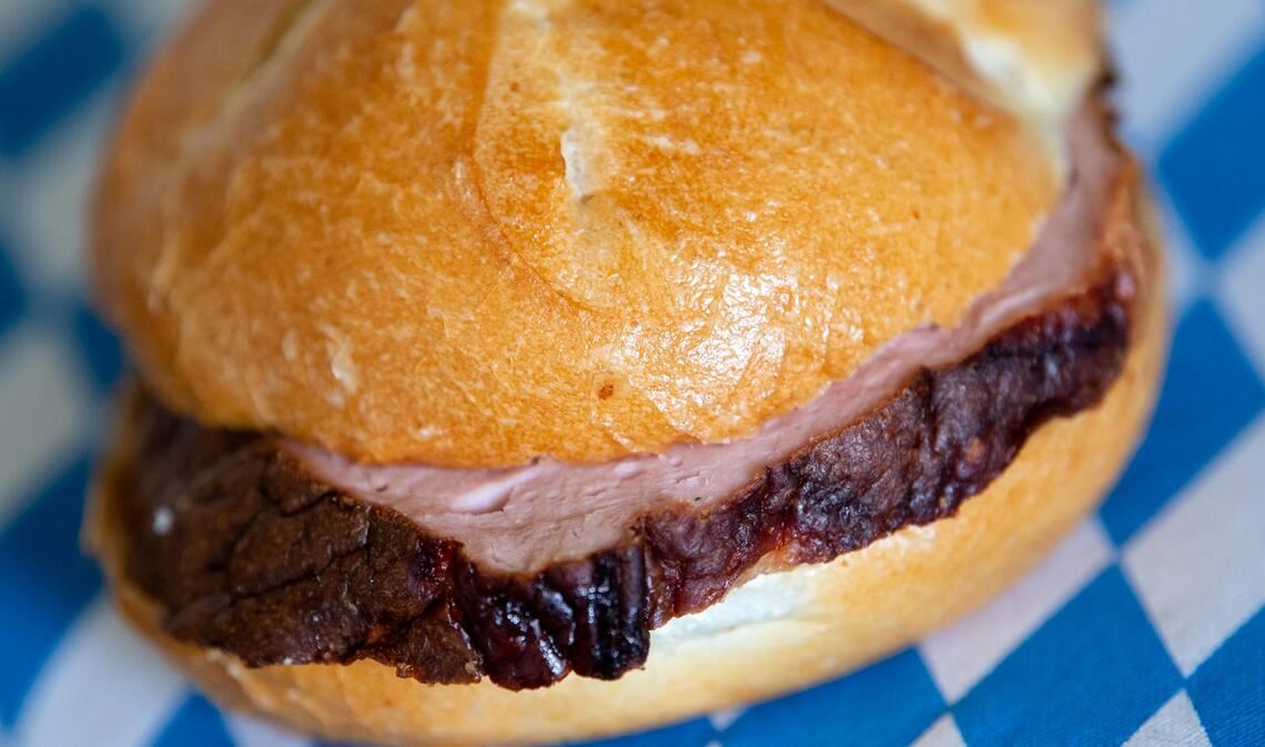 Für die Herstellung dieses "Käses" muss keine Kuh gemolken werden: Für "Leberkäse" und "Liebfraumilch" gelten Ausnamen von den strengen Namensregeln