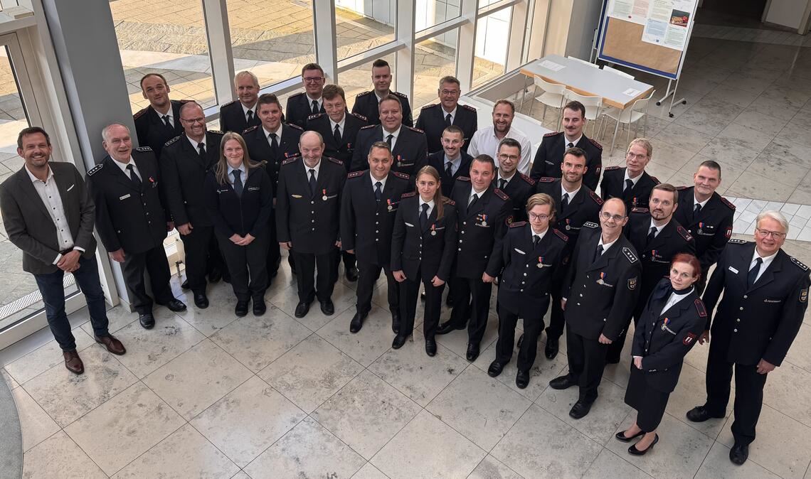 Für die Hilfeleistung beim Hochwasser im vergangenen Jahr im Saarland werden die Mitglieder des Hochwasserzuges 1 um Manfred Wankmüller (2. v. li.) durch Landrat Bastian Rosenau und Kreisbrandmeister Carsten Sorg (1. und 4. v. li.) ausgezeichnet. Foto: Enzkreis