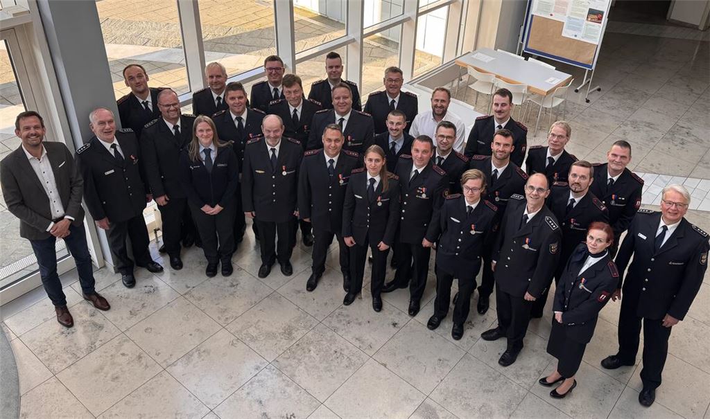 Für die Hilfeleistung beim Hochwasser im vergangenen Jahr im Saarland werden die Mitglieder des Hochwasserzuges 1 um Manfred Wankmüller (2. v. li.) durch Landrat Bastian Rosenau und Kreisbrandmeister Carsten Sorg (1. und 4. v. li.) ausgezeichnet. Foto: Enzkreis