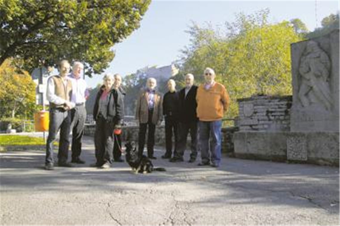 Für die Idee der Scherbabuzzer, ein Natur- und Geschichtswegle einzurichten, können sich auch Vertreter anderer Vereine und Gruppen begeistern. Vor der Kulisse der Burg präsentieren sich hier (v. li.) Manfred Rapp, Bernd Wellinger, Sonngard Bodner, Albrecht Münzmay, Ewald Scheytt, Wolfgang Rieger, Rainer Wallinger und Kurt Schäfer.
Foto: Becker