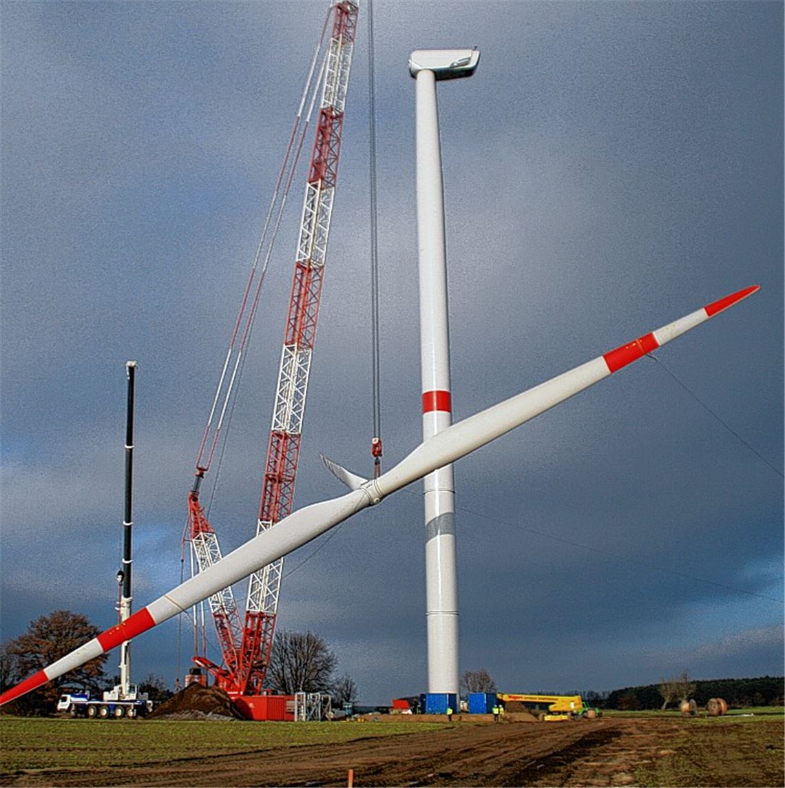 Für die Montage eines Rotorsterns ist in Suckow ein Spezialkran im Einsatz. 