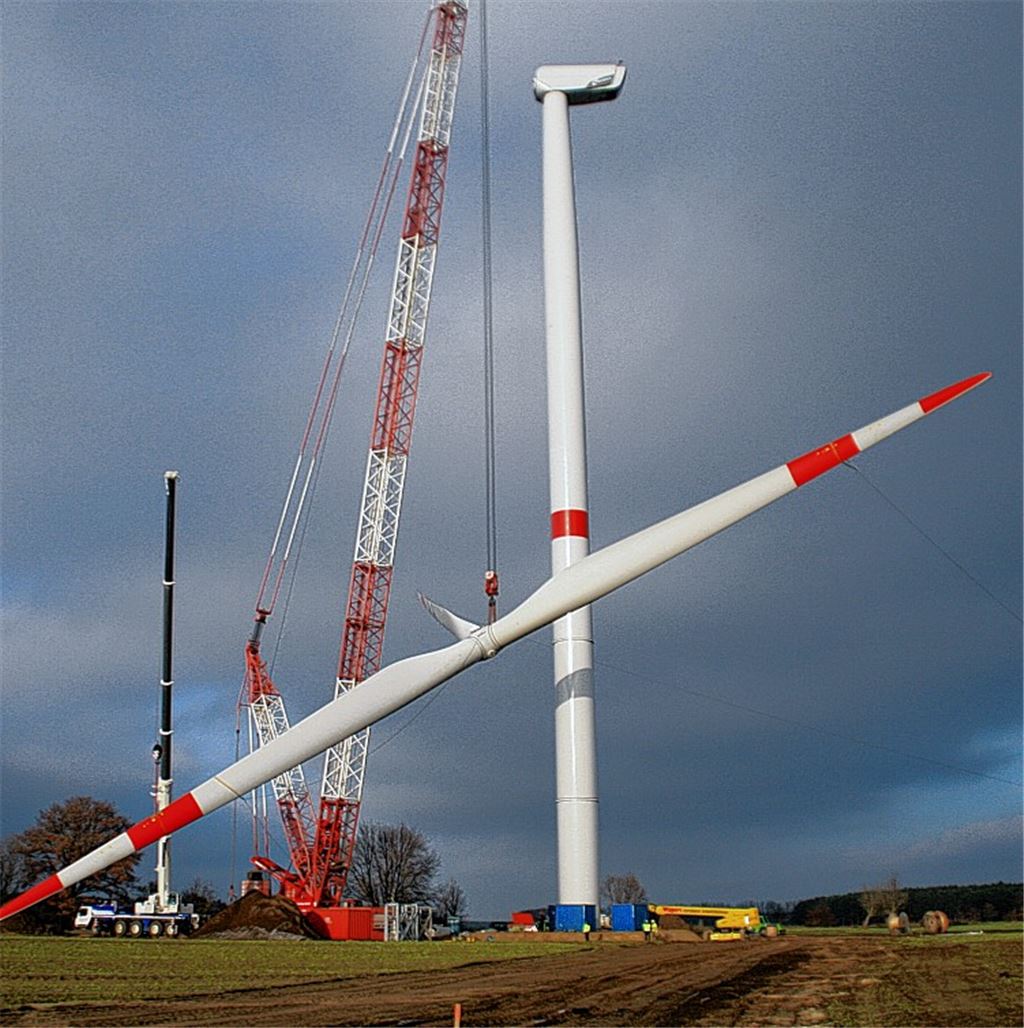 Für die Montage eines Rotorsterns ist in Suckow ein Spezialkran im Einsatz. 