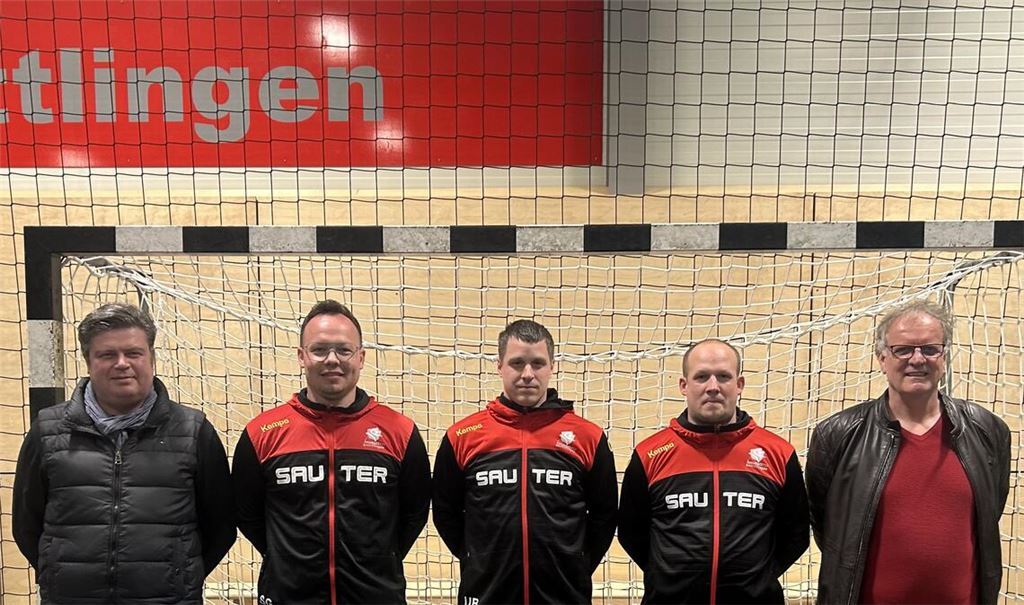 Für die NachfolgeVon Sebastian Geide (2.v.li.)  fündig geworden sind die Verantwortlichen des TSV Knittlingen unter Führung von Handballabteilungsleiter Heiko Mössner (links) bei Geiders Schwager, Kai Rudolf (Mitte), der seit zwei Jahren hier als Spieler und Topscorer, seit dieser Saison auch als Co-Trainer tätig ist. Kommende Saison wird er als Spielertrainer zusammen mit Tim Klarmann (2.v.r), bisher schon als Offizieller auf der Bank, im Trainerteam agieren. 