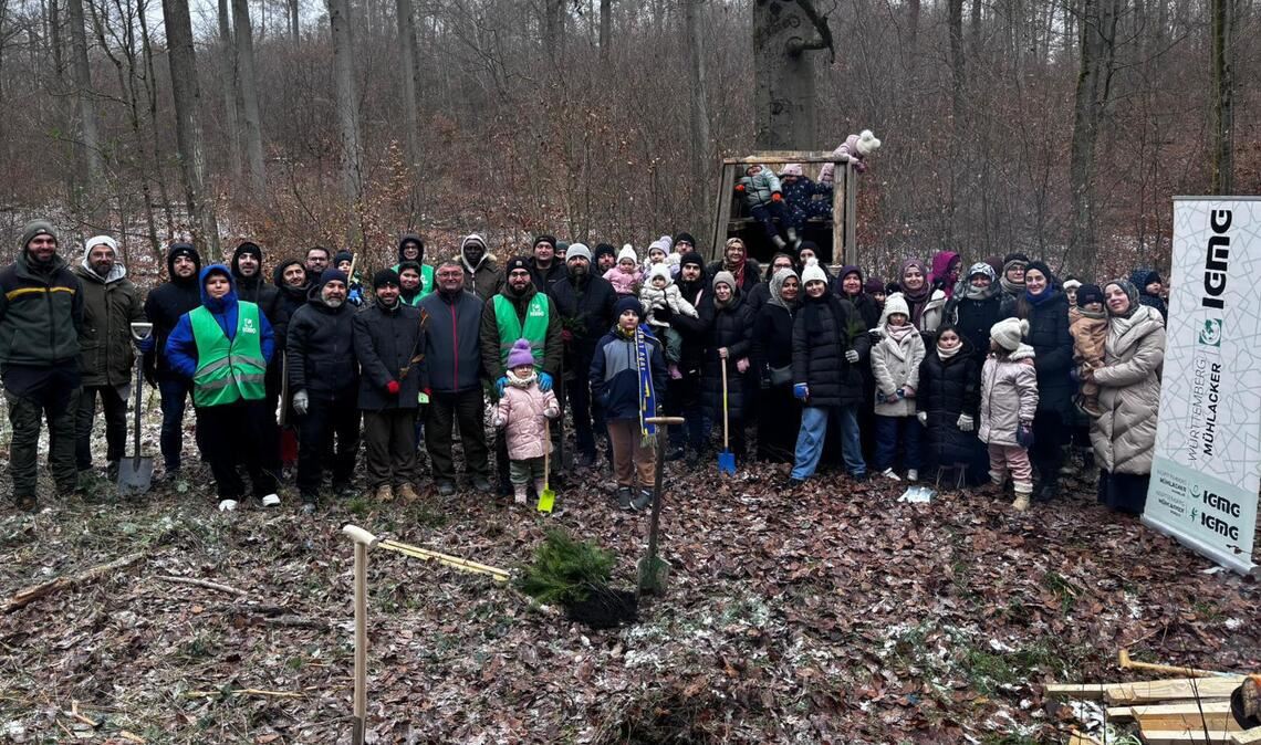 Für die Pflanzaktion packen zahlreiche Helferinnen und Helfer mit an. Foto: privat