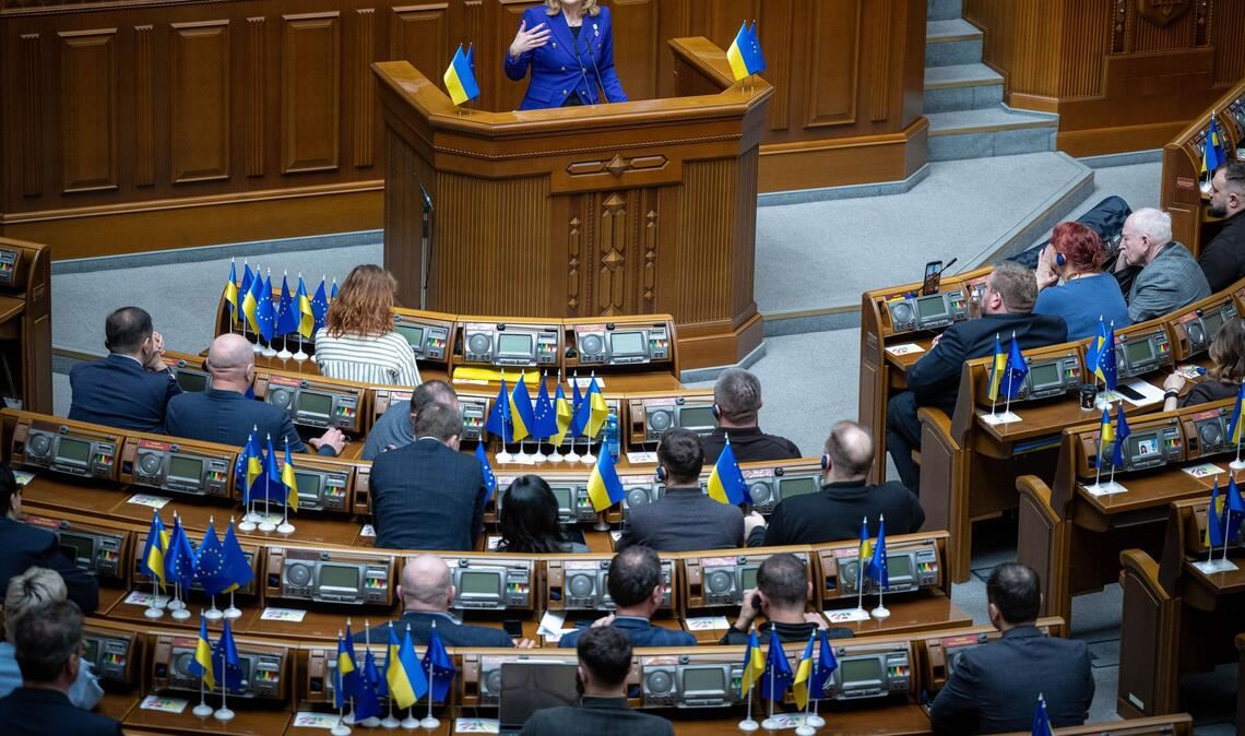 Für die Rede von Bundestagspräsidentin Julia Klöckner (CDU) gibt es Applaus von den Abgeordneten der Werchowna Rada.