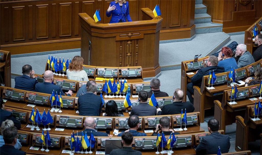 Für die Rede von Bundestagspräsidentin Julia Klöckner (CDU) gibt es Applaus von den Abgeordneten der Werchowna Rada.