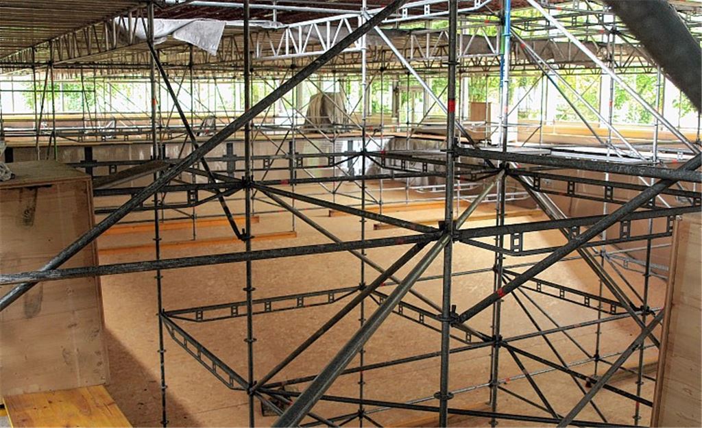 Hallenbad bekommt neue Innendecke