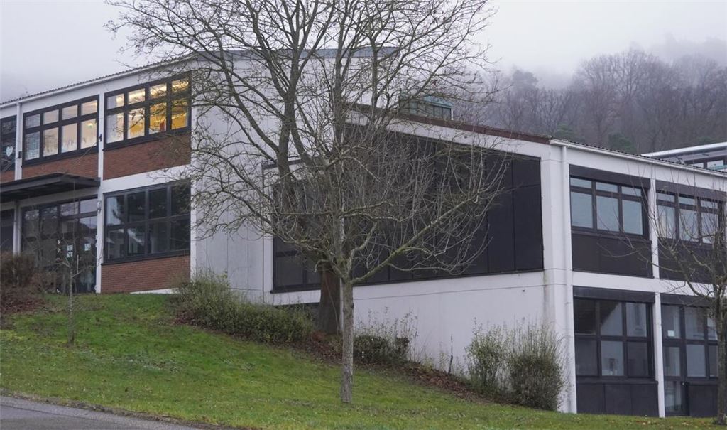 Für die Sanierung der aktuell gewerblich genutzten Räume in der Eichelbergschule sind im kommenden Jahr 280000 Euro und 2026 nochmals 180000 Euro vorgesehen. Foto: Roller