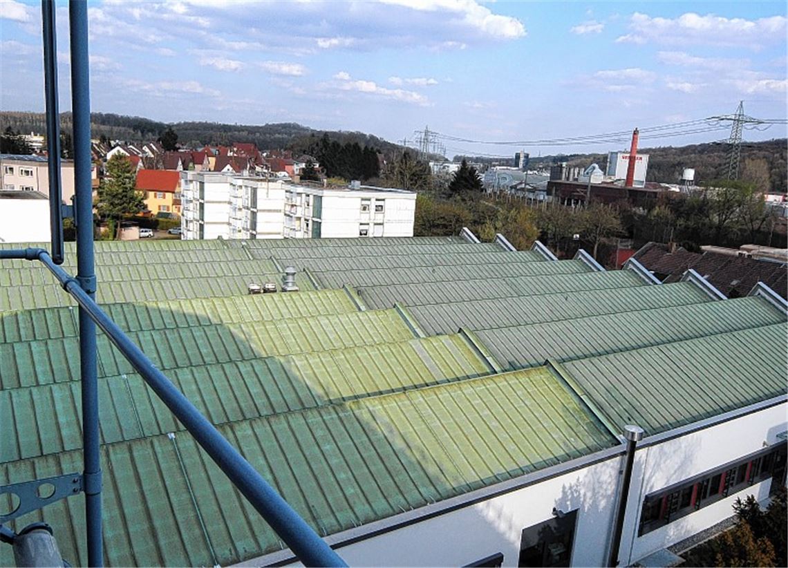 Für die Sanierung des Werkstattdachs der Kreisberufsschule mit nachhaltigen Materialien sind EU-Fördergelder zu erwarten.Foto: Kollros