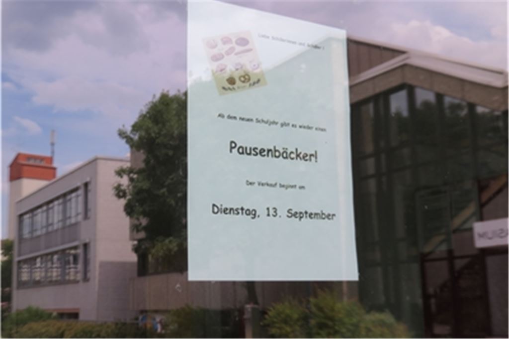 Für die Schüler ist die große Freiheit angebrochen. Während ein Schild am Theodor-Heuss-Gymnasium schon aufs nächste Schuljahr verweist, ist der Hof verwaist. Foto: Becker