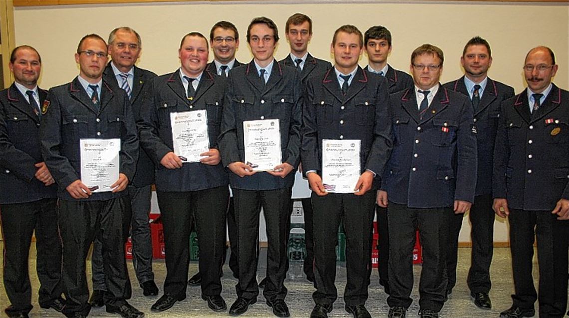 Für die Sicherheit der Ölbronn-Dürrner Bürger war die Freiwillige Feuerwehr im vergangenen Jahr 21-mal im Einsatz. Etliche Ölbronn-Dürrner Floriansjünger nahmen erfolgreich an Fortbildungslehrgängen teil und sind auf der Hauptversammlung befördert worden. Foto: Rall