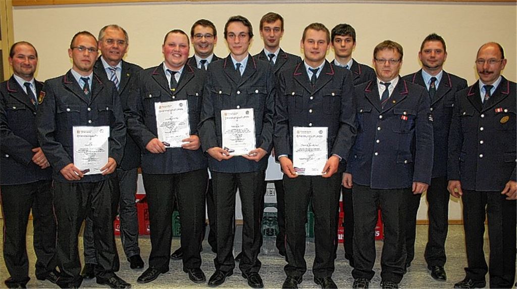 Für die Sicherheit der Ölbronn-Dürrner Bürger war die Freiwillige Feuerwehr im vergangenen Jahr 21-mal im Einsatz. Etliche Ölbronn-Dürrner Floriansjünger nahmen erfolgreich an Fortbildungslehrgängen teil und sind auf der Hauptversammlung befördert worden. Foto: Rall