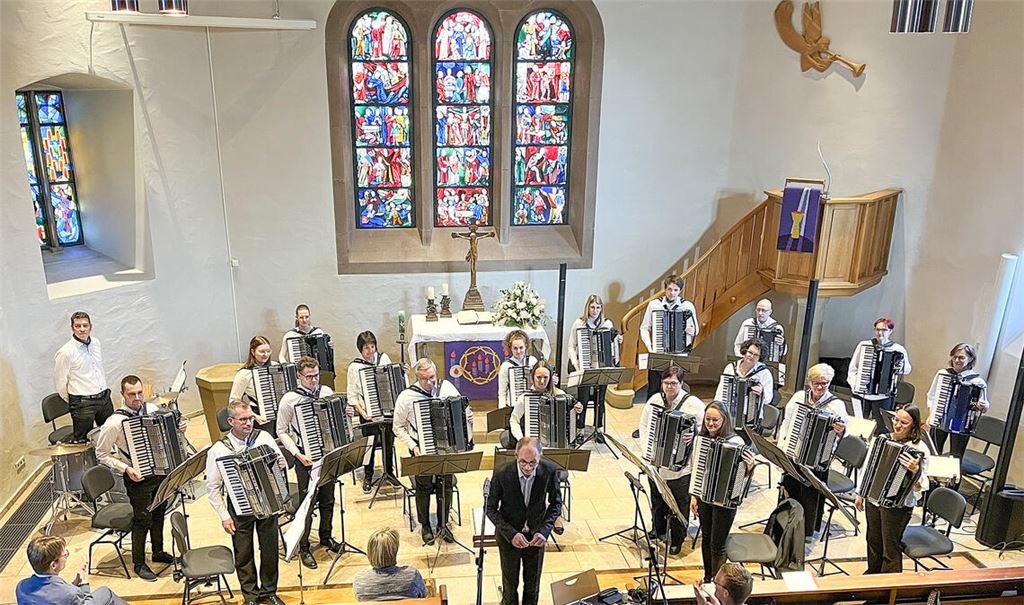 Für die Soiree mit viel Beifall belohnt: das Orchester des Harmonika-Spielrings. Foto: privat