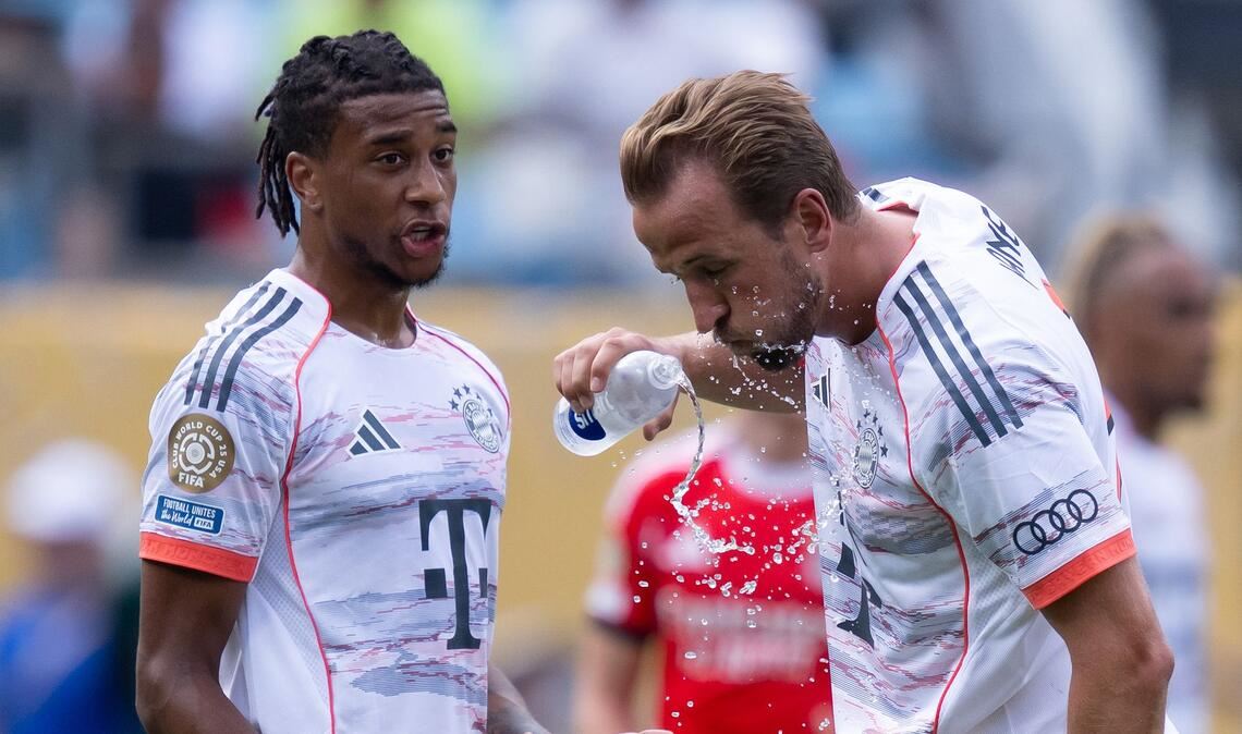 Für die Spieler gibt es pro Halbzeit eine Trinkpause. (Archivbild)