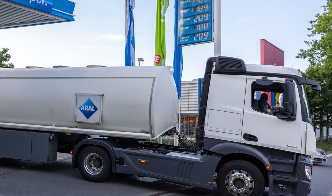Für die Steuer kommt es nicht auf den Verkauf an den Endverbraucher, sondern auf die Lieferung zur Tankstelle an. (Archivbild)