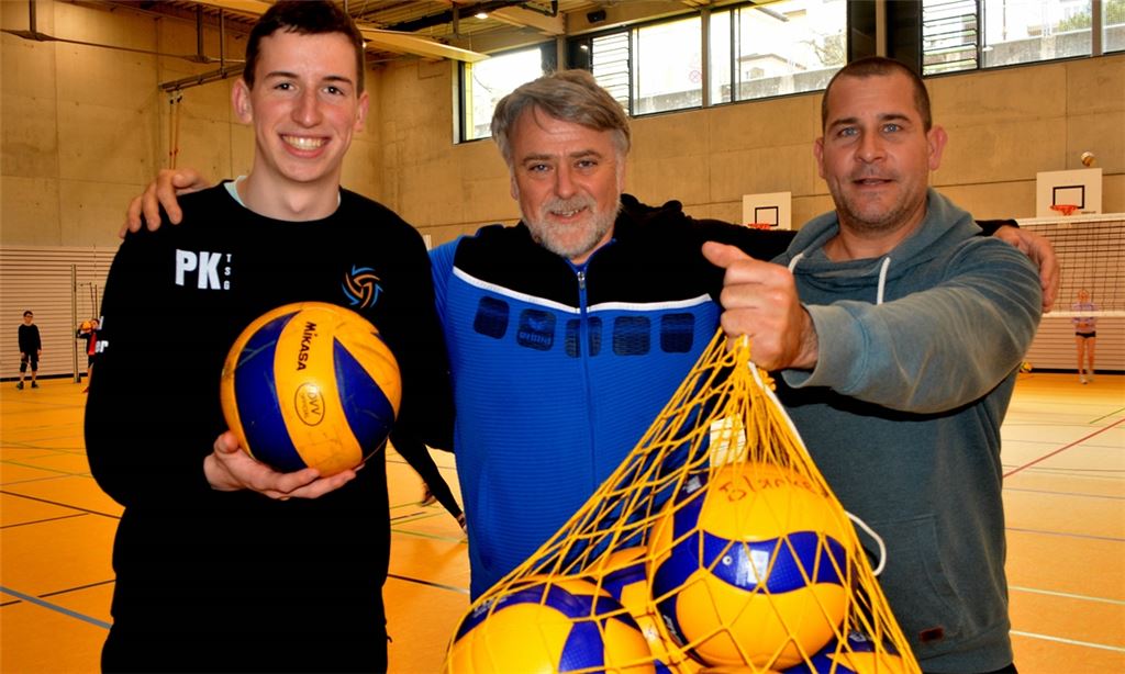 Für die Trainer Patrick Krause (v. li) Jürgen Schmidt und Kevin Karsch sind Sport und Integration gleichermaßen wichtig. Foto: eld