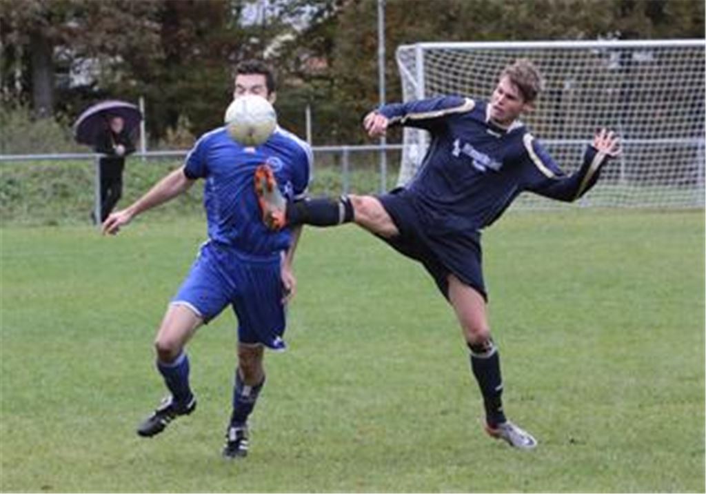 Für die Trainer hat das Pokalspiel keine Priorität, aber trotzdem geht es zwischen dem SV Illingen (Björn Kachel, li.) und Phönix Lomersheim (Dominik Murnberger) meist heiß her.  Archivfoto: Eigner