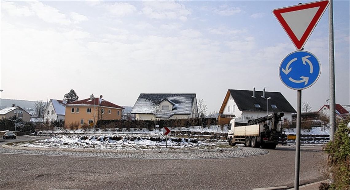 Für die Verkehrssicherheit geopfert: Steine und ein Baum in der Mitte des großen Wiernsheimer Kreisverkehrs am Ortseingang in Richtung Pinache mussten weichen.