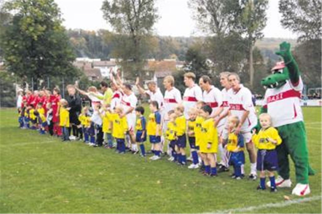 Für die VfB-Oldies (in Weiß) ist das Freundschaftsspiel ein Riesenspaß, und für die Spieler der Phönix-RPH-Auswahl (in Rot) ein Riesenerlebnis. 
Foto: Eigner