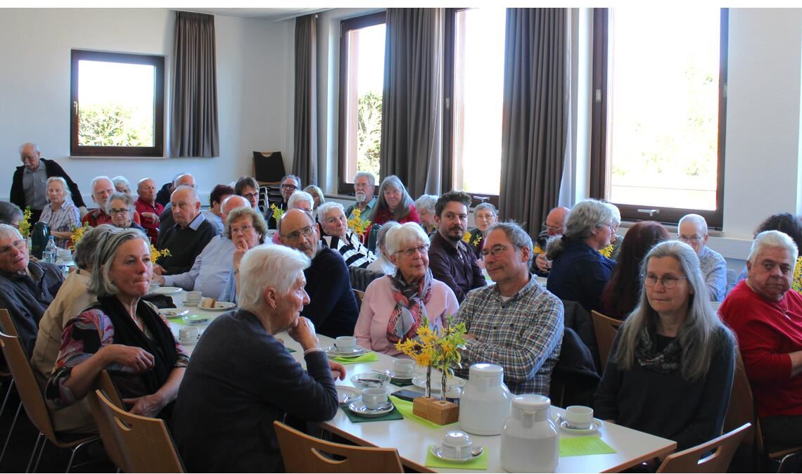 Für die Vita des Bildhauers Jouvenal interessieren sich zahlreiche Gäste eines Vortrags.