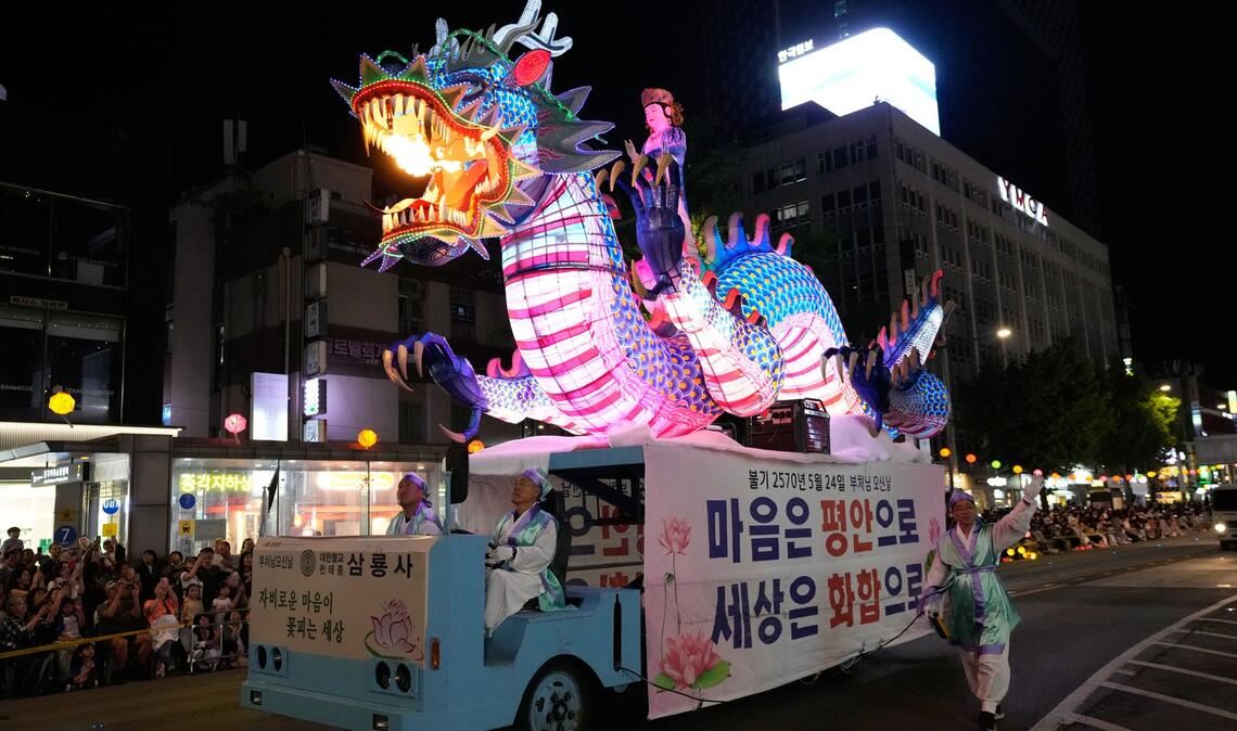 Für die Zuschauer gibt es Drachenfeuer beim Lotuslaternenfest im südkoreanischen Seoul.