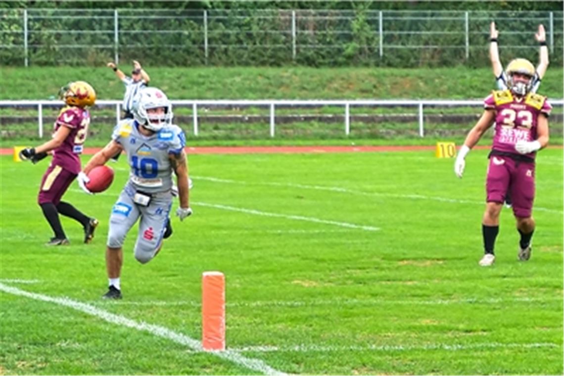 Wilddogs meistern die erste Hürde Für die ersten Punkte des Tages gegen das Phoenix-Team sorgt Alec Tatum mit dem Touchdown. Fotos: Klaus Nietfeld