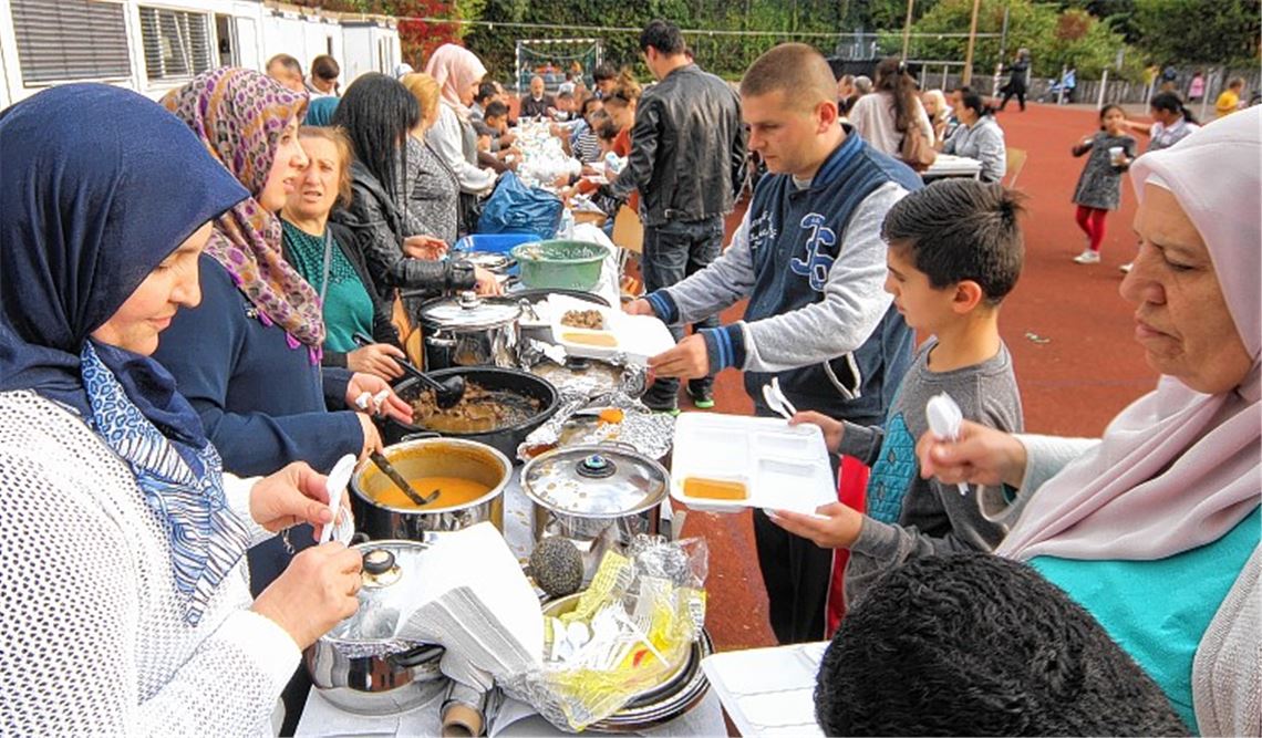 Flüchtlinge feiern auf türkische Art Flüchtlinge feiern auf türkische Art