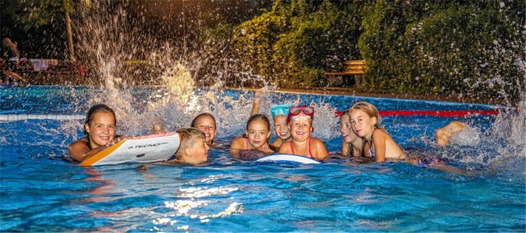 Schwimmen bis spät in die Nacht