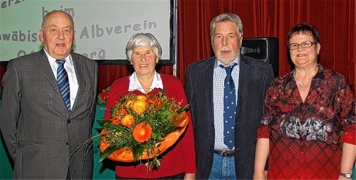 Für die langjährige Zugehörigkeit zum Schwäbischen Albverein werden (v. li.) Hans Britsch, Ruth Pfau und Roland Erlenmaier ausgezeichnet. Die Geehrten Selma Jenett und Rolf Treiber waren bei der Jahreshauptversammlung nicht anwesend. 