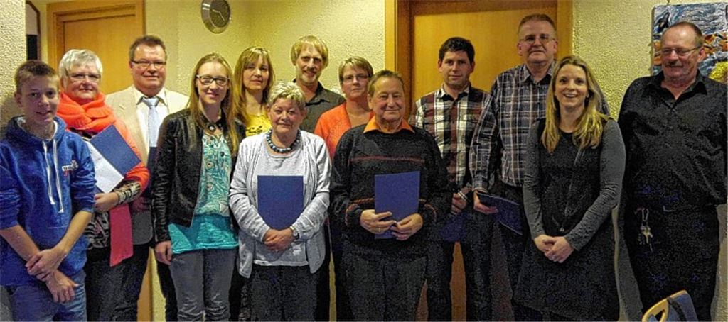 Für ehrenamtliches Engagement und langjährige Mitgliedschaft bei der DLRG ausgezeichnet: Leon Schick (v.li.), Andrea Geigle, Michael Eier, Mona Schick, Brigitte Schick, Monika Gössele, Reinhold Kirschner, Birgit Weixler, Bruno Oser, Remo Strahwald und Markus Kimmich. Über die Auszeichnungen freuen sich die Vizevorsitzende Silke Klaar und der stellvertretende Bezirksvorsitzende Bodo Fingberg.