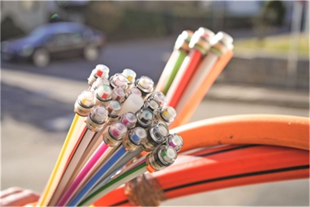 Für ein leistungsfähiges Internet ist Glasfaser der Top-Standard. Mit einer Millionenförderung im Rücken wird das Netz in der Stadt Mühlacker schrittweise so optimiert. Am Ende soll jedes Gebäude über einen solchen Anschluss verfügen. Foto: Karsten – stock.adobe.com