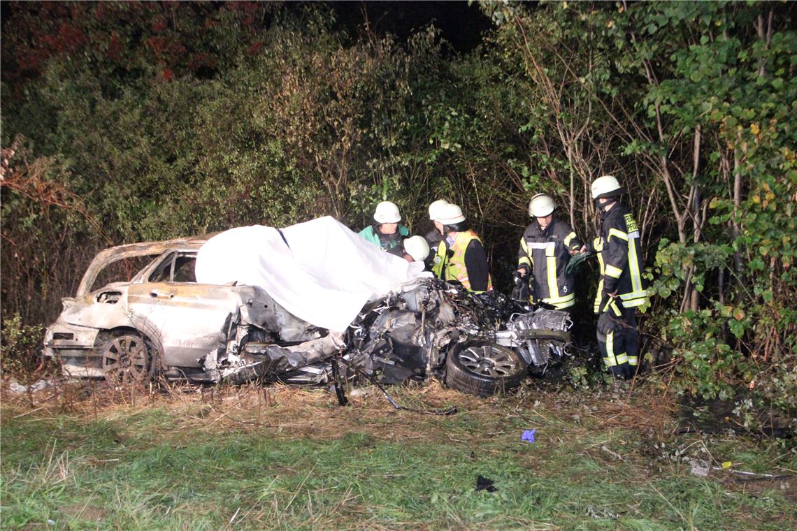 Im Auto verbrannt Für einen 27-Jährigen kam jede Hilfe zu spät. Foto: Fix