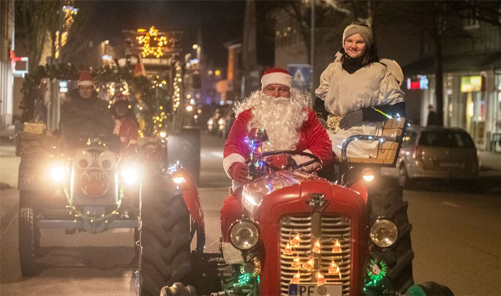 Für einiges Aufsehen sorgt in Illingen die dritte vorweihnachtliche „Lichterfahrt“ der örtlichen Schlepperfreunde. Foto: Fotomoment