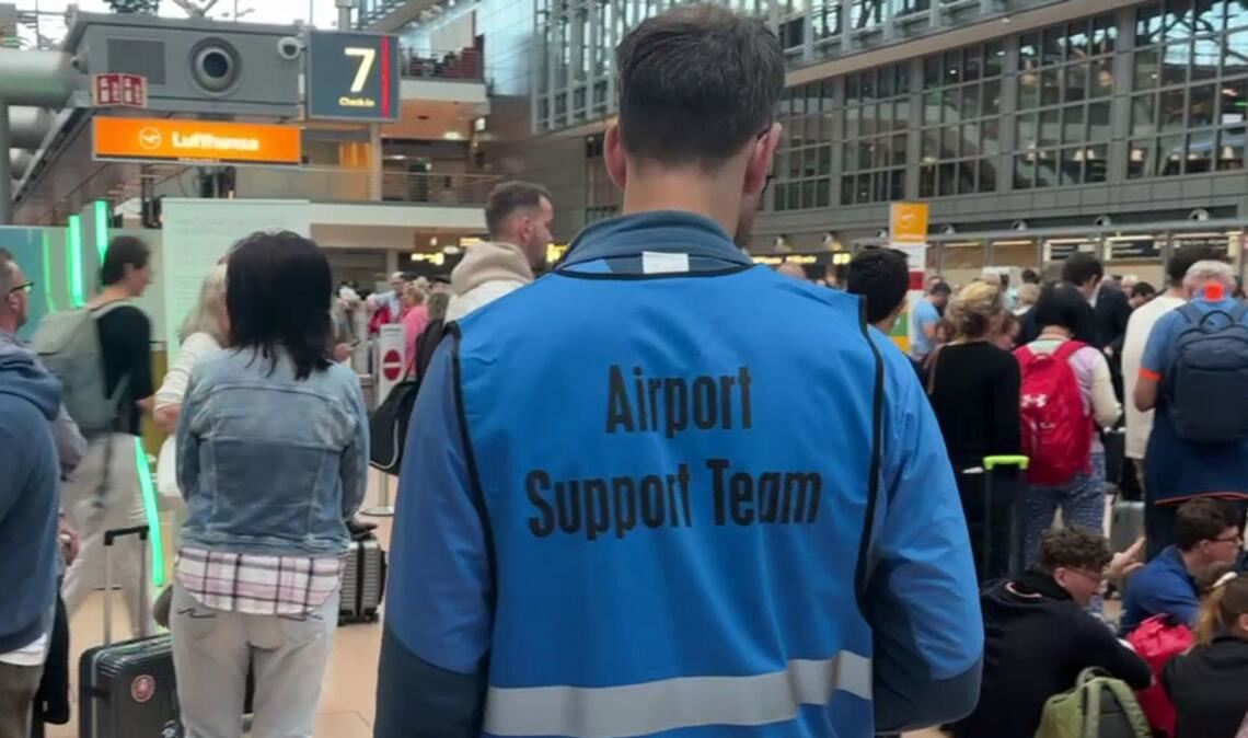 Für etwa zwei Stunden war der Sicherheitsbereich des Flughafens dicht und es wurde niemand kontrolliert.