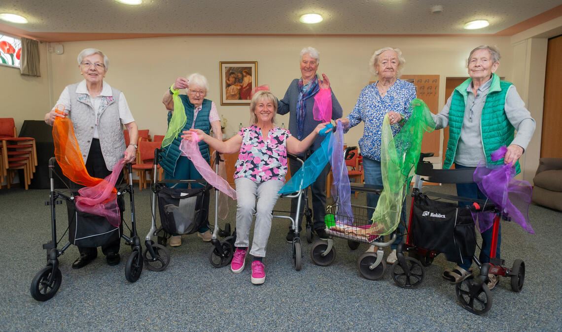 Für gute Laune sorgt Ines Korn (Mitte) beim Tanzen mit Rollator. Fotos: Fotomoment