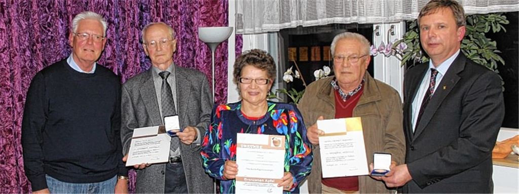 Für ihr langjähriges Engagement verleihen Jürgen Metzger (re.) und Claus Sarnecki (li.) den Bronzenen Apfel an Gerda Baum-Lünemann (OGV Feldrennach-Pfinzweiler) sowie die Bronzene Medaille an Willi Jung (2.v.li., OGV Maulbronn) und Werner Gebhardt (OGV Ispringen). Foto: Zachmann