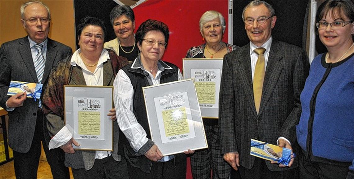 Für ihr langjähriges Engagement wurden diese Sänger von Martina Haußmann (rechts) geehrt beziehungsweise zu Ehrenmitgliedern ernannt: Herbert Geisler, Christa Creyaufmüller, Elisabeth Engelhardt, Lore Spengler, Magdalena Nett und Heinz Reich.