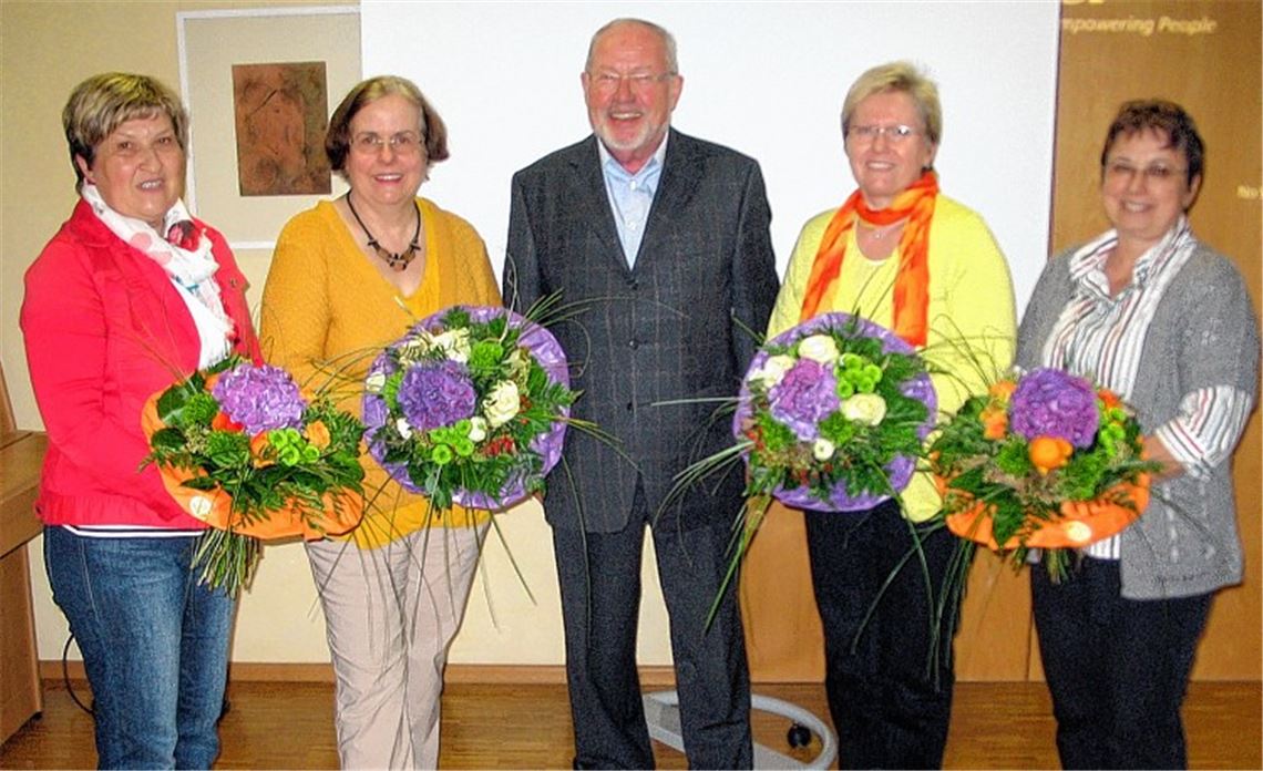 Für ihre 25-ährige Tätigkeit für den Krankenpflegeverein Knittlingen beziehungsweise die Diakoniestation Stromberg überreicht Vorsitzender Walter Zucker (Mitte) an Carmen Merten, Anne Beckert, Gisela Dannecker und Andrea Link-Schwab (v. li.) Blumenpräsente.