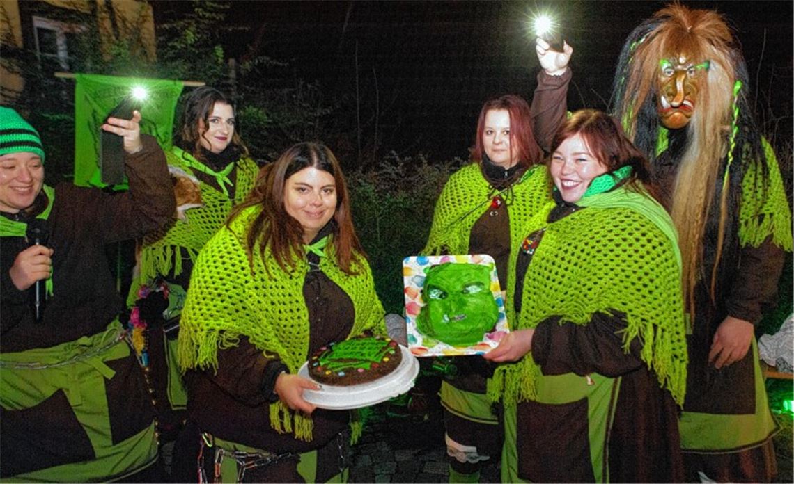 Für ihre Narrentaufe haben Julia und Nina (vorne, von rechts) Kuchen gebacken.Fotomoment