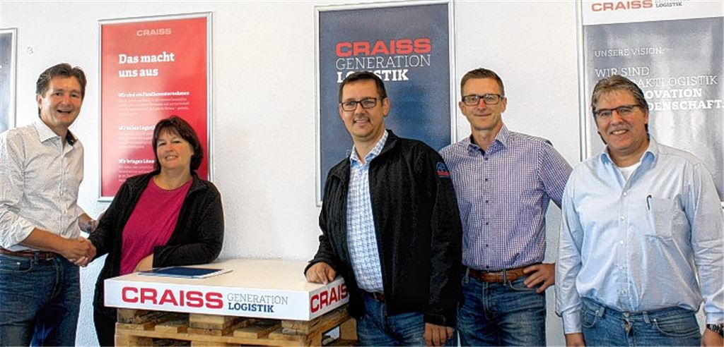 Für ihre eigene Leistung und stellvertretend für die ihrer Kollegin Silke Rath wird Yvonne Lacher (2.v.li.) durch Craiss-Geschäftsführer Michael Craiss (li.), Teamleiter Komplettladungsverkehre Thomas Düwert (Mitte), Bereichsleiter Transport Torsten Kurfiß (2.v.re.) sowie Personalleiter Dirk Fuhrmann für ihre 25-jährige Betriebszugehörigkeit ausgezeichnet. Foto: Craiss