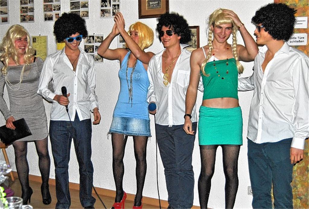 Für ihre tolle Gesangs- und Tanzdarbietung empfangen die Aktiven des FV Knittlingen brausenden Beifall und Zugabe-Rufe. Foto: Haller