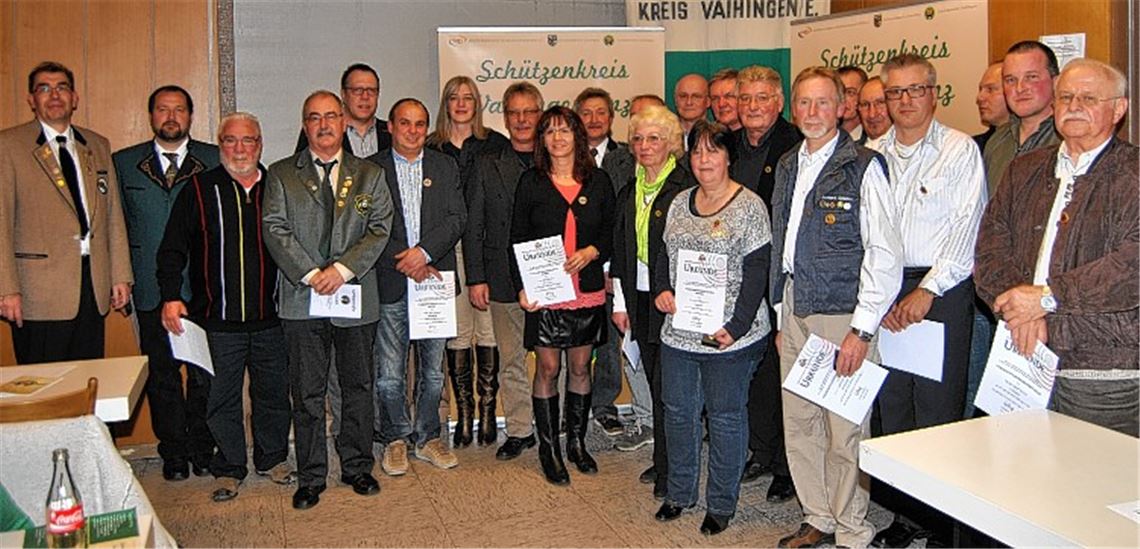 Für ihre vielfältigen Verdienste im Schützenkreis Vaihingen werden im Bürgersaal in Wiernsheim diese Funktionäre mit den Ehrenzeichen des Württembergischen Schützenverbandes sowie den Medaillen des Schützenkreises Vaihingen ausgezeichnet.