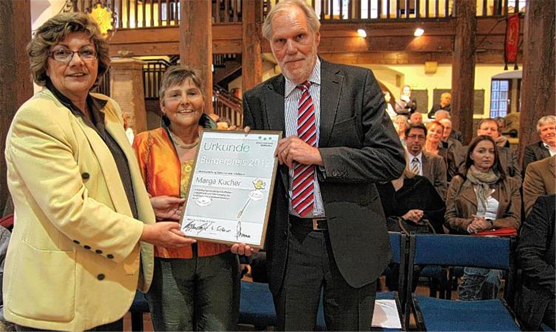 Für ihren jahrelangen ehrenamtlichen Einsatz auf verschiedenen Feldern wird Marga Kucher (M.) von der Bürgerstiftung Mühlacker in der Historischen Kelter geehrt. Die Urkunde, die neben einem Preisgeld und einer exklusiven Anstecknadel zum Bürgerpreis gehört, überreichen die Vorstandsmitglieder der Stiftung Ursula Schaier und Wolf-Dieter Fuchslocher.
