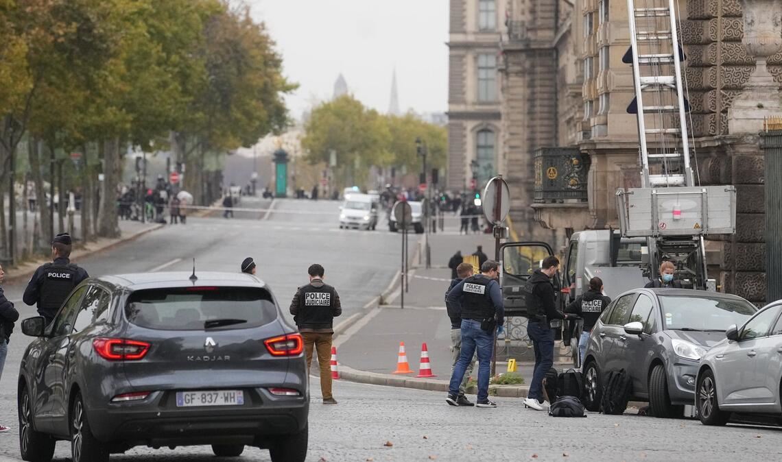 Für ihren spektakulären Diebstahl im Louvre waren die Einbrecher mit einer Hebebühne auf einen Balkon gelangt. (Archivbild)