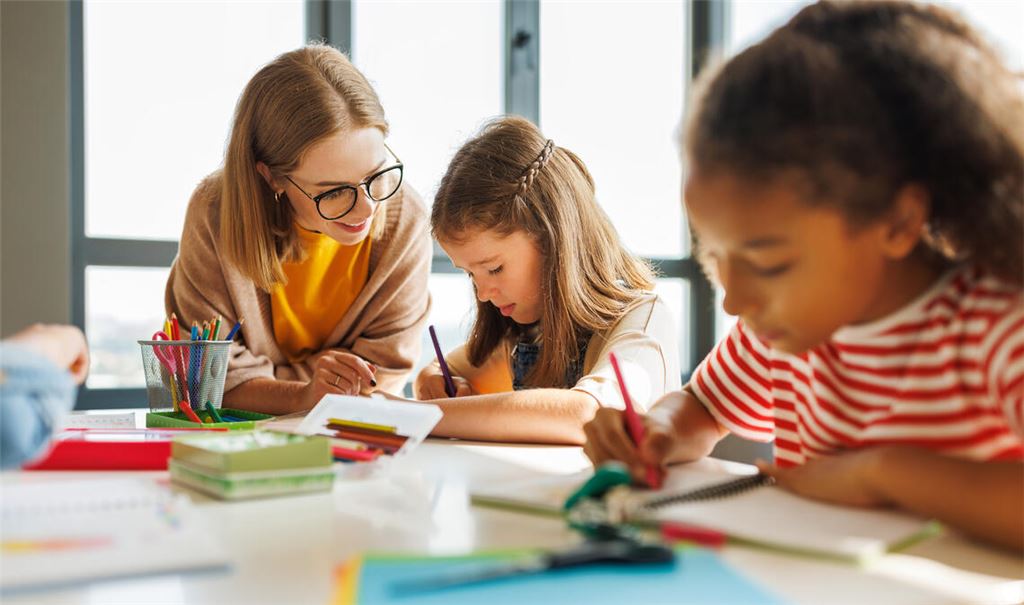 Für individuelle Förderung fehlt an den Schulen speziell ausgebildetes Personal. Die Herausforderungen im sonderpädagogischen Bereich nehmen zu. Foto: Jenko Ataman/ stock.adobe.com