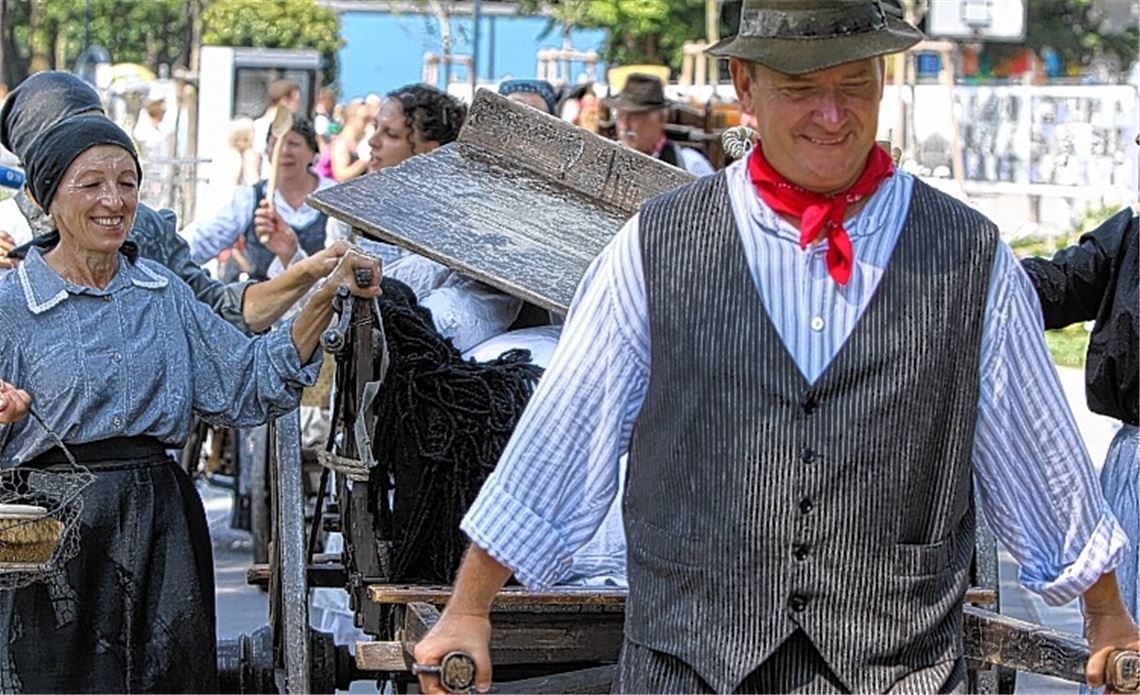 Für jeden Spaß zu haben: Bürgermeister Winfried Abicht lässt sich von der Gruppe „Le Arti per via“ vor den Karren spannen und zieht mit den Freunden aus Italien durch die Enzgärten.